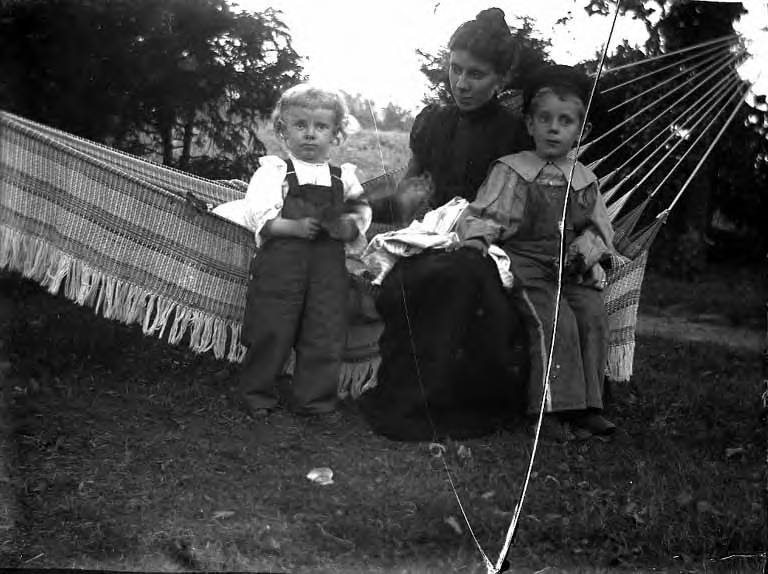 File:Woman with two children sitting on a hammock, probably between 1900 and 1910 (PORTRAITS 2518).jpg