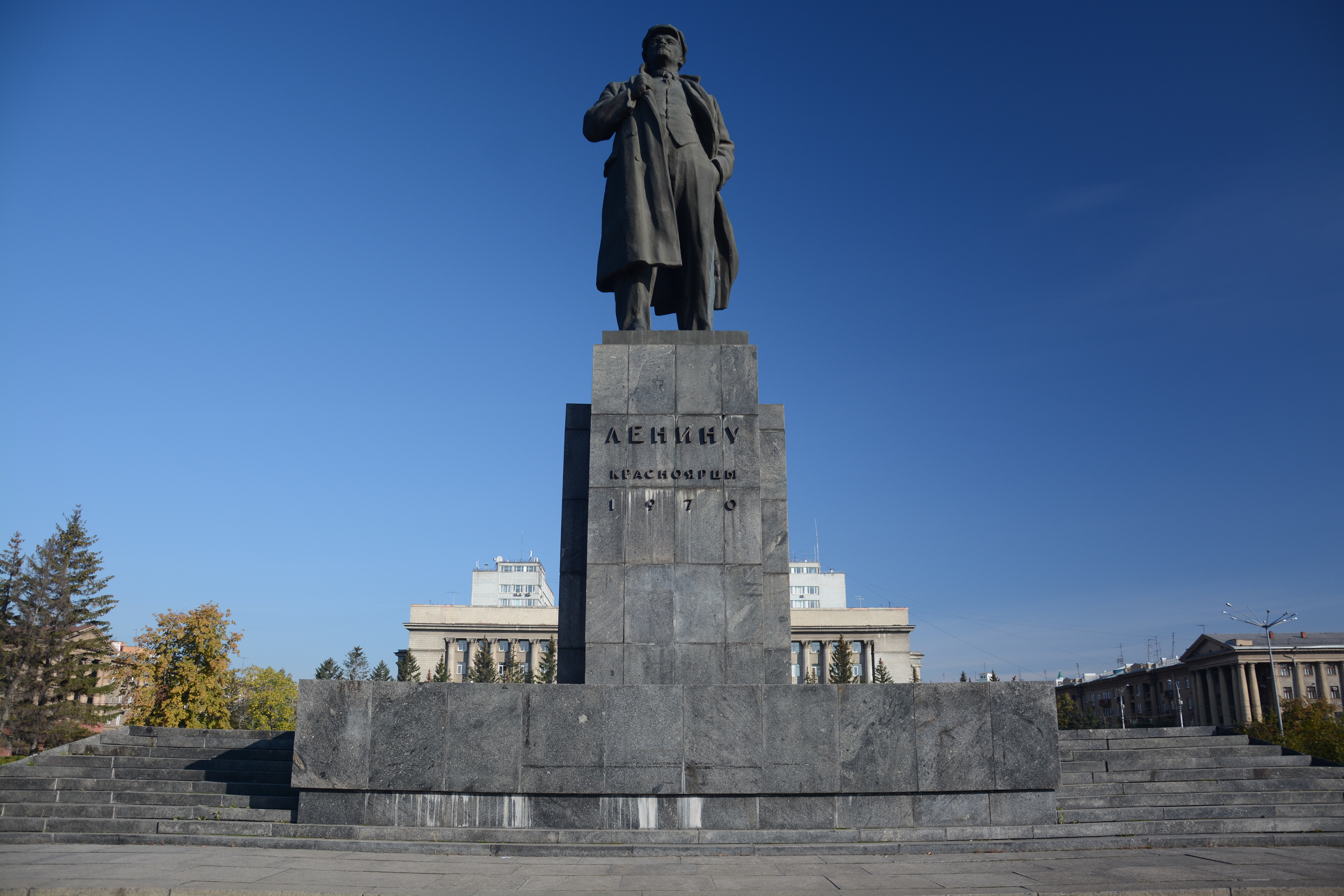 Памятник Ленину на пл.революции Красноярск