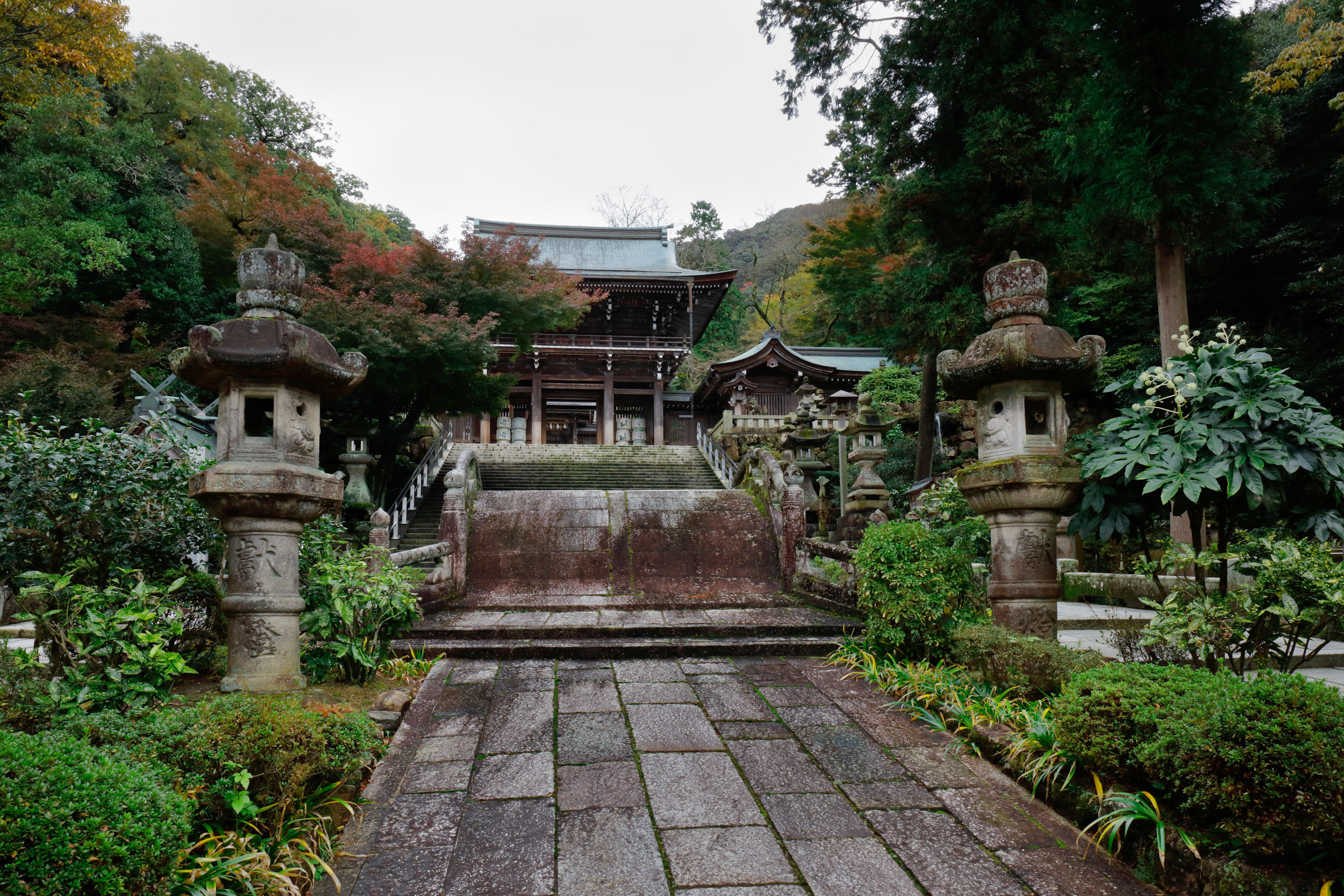 File 伊奈波神社 岐阜市 神橋から楼門を望むinabajinja001 Jpg Wikimedia Commons