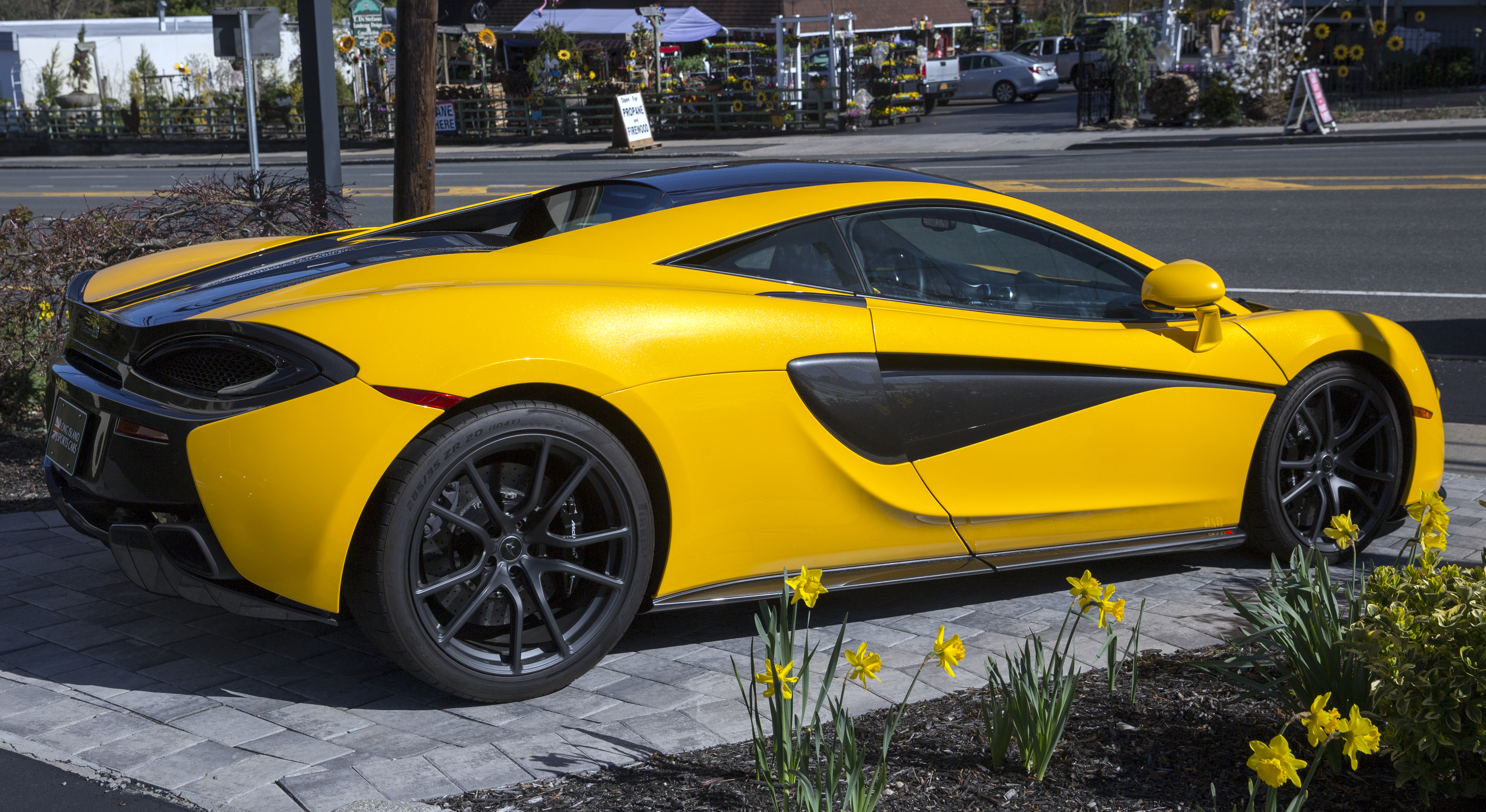 File 17 Mclaren 570s Coupe In Volcano Yellow Rear Right Jpg Wikimedia Commons