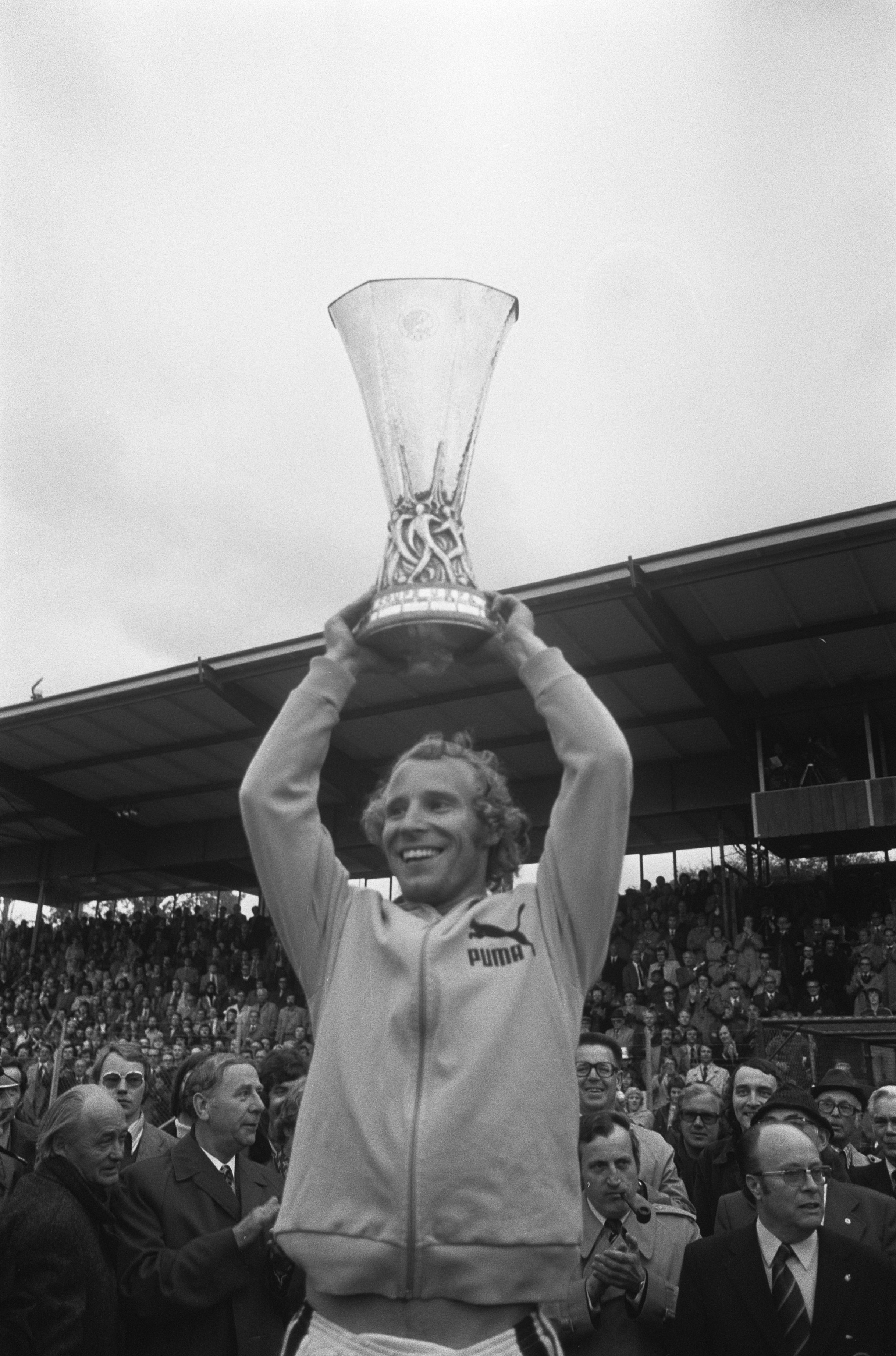 DateiAanvoerder Vogts (Borussia MG) met de UEFA-cup, Bestanddeelnr 927-9405.jpg