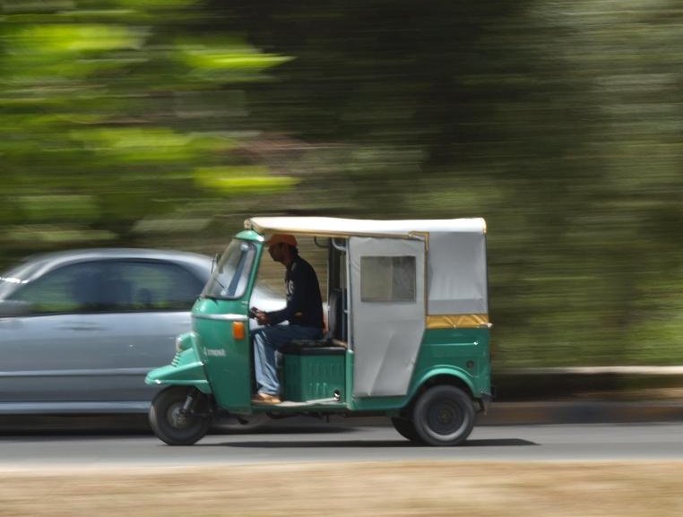 File:Auto-rickshaw on Canal Bank Road Lahore 2009-06.jpg