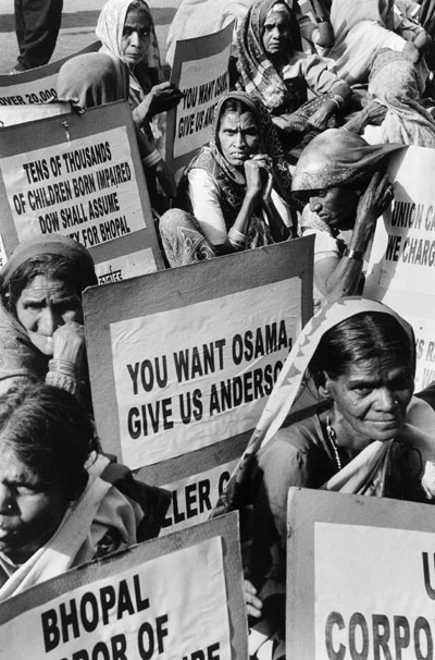Victims of Bhopal disaster march in September 2006 demanding the extradition of American Warren Anderson from the United States.