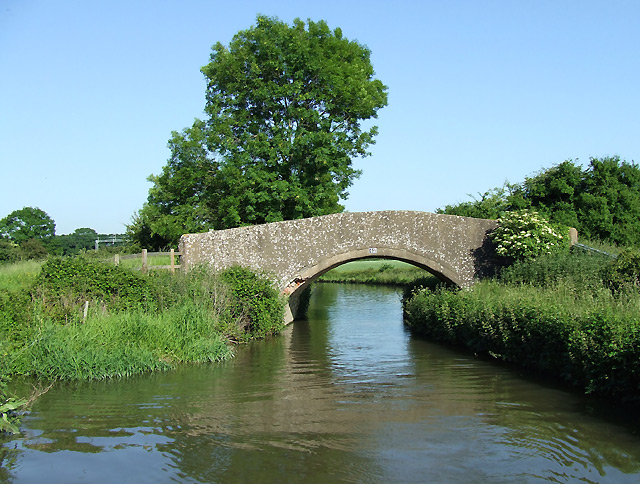 File:Bridge No 42, Oxford Canal south-west of Harborough Magna - geograph.org.uk - 989254.jpg