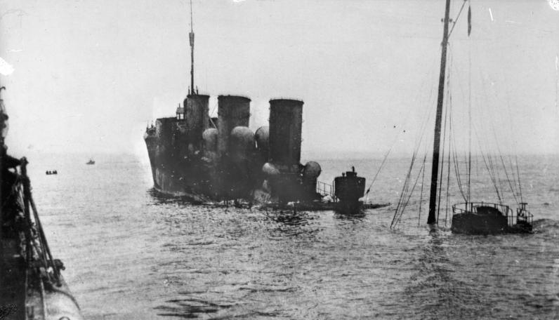 File:Bundesarchiv Bild 134-B0458, Pissen, Torpedoboot nach Minentreffer.jpg