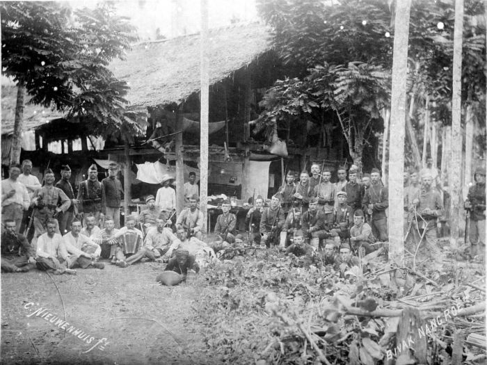 File:COLLECTIE TROPENMUSEUM Militairen poseren in bivak Nangroë te Atjeh TMnr 10002018.jpg