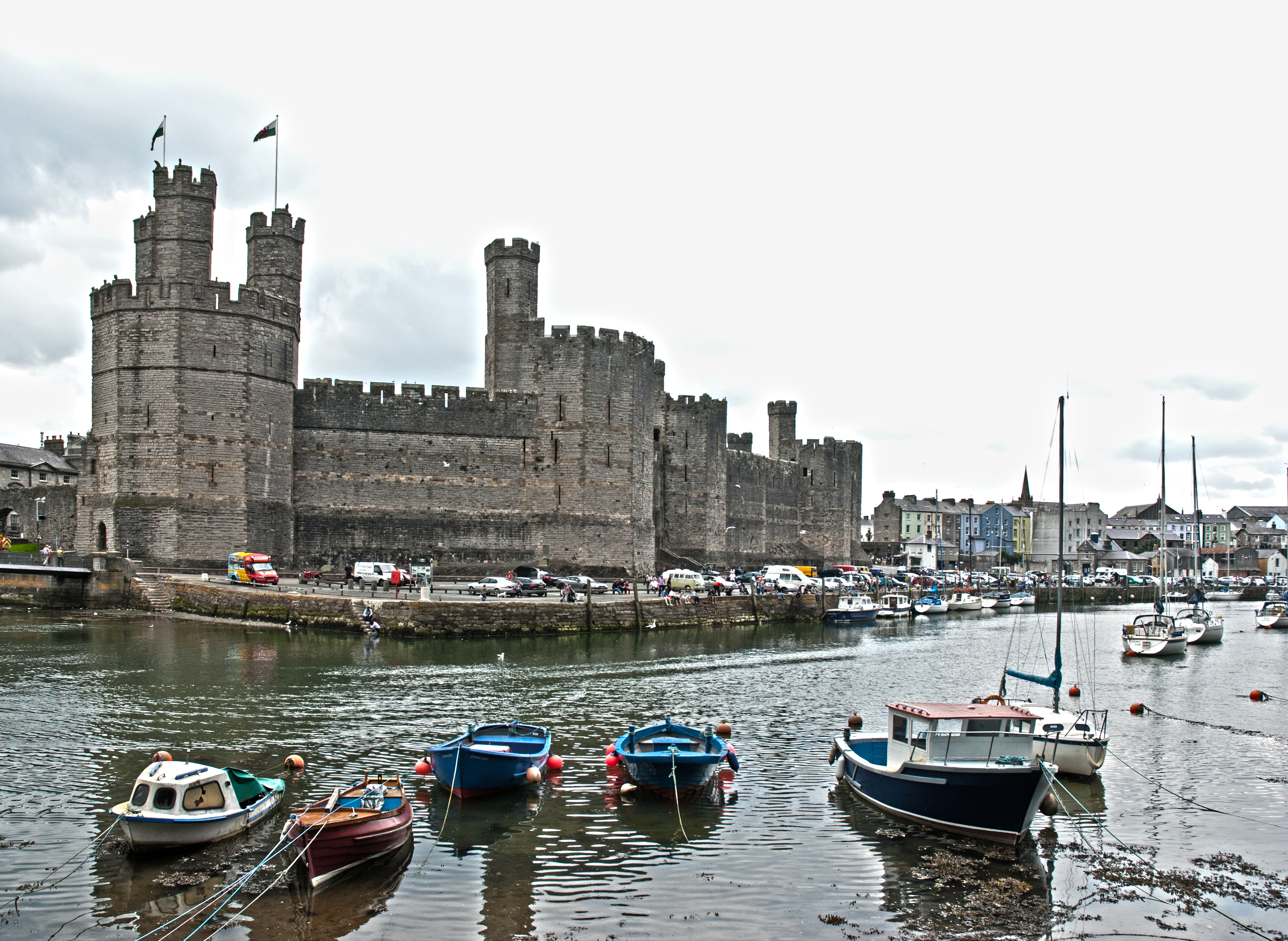 Карнарвон. Карнарвон (Уэльс). Замок Карнарвон Caernarfon Castle. Карнарвон еда. Канарвон название: под картинкой.