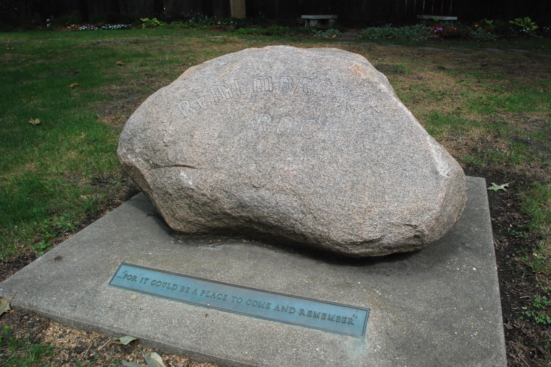 "Remembrance Rock" na tumba de Sandburg