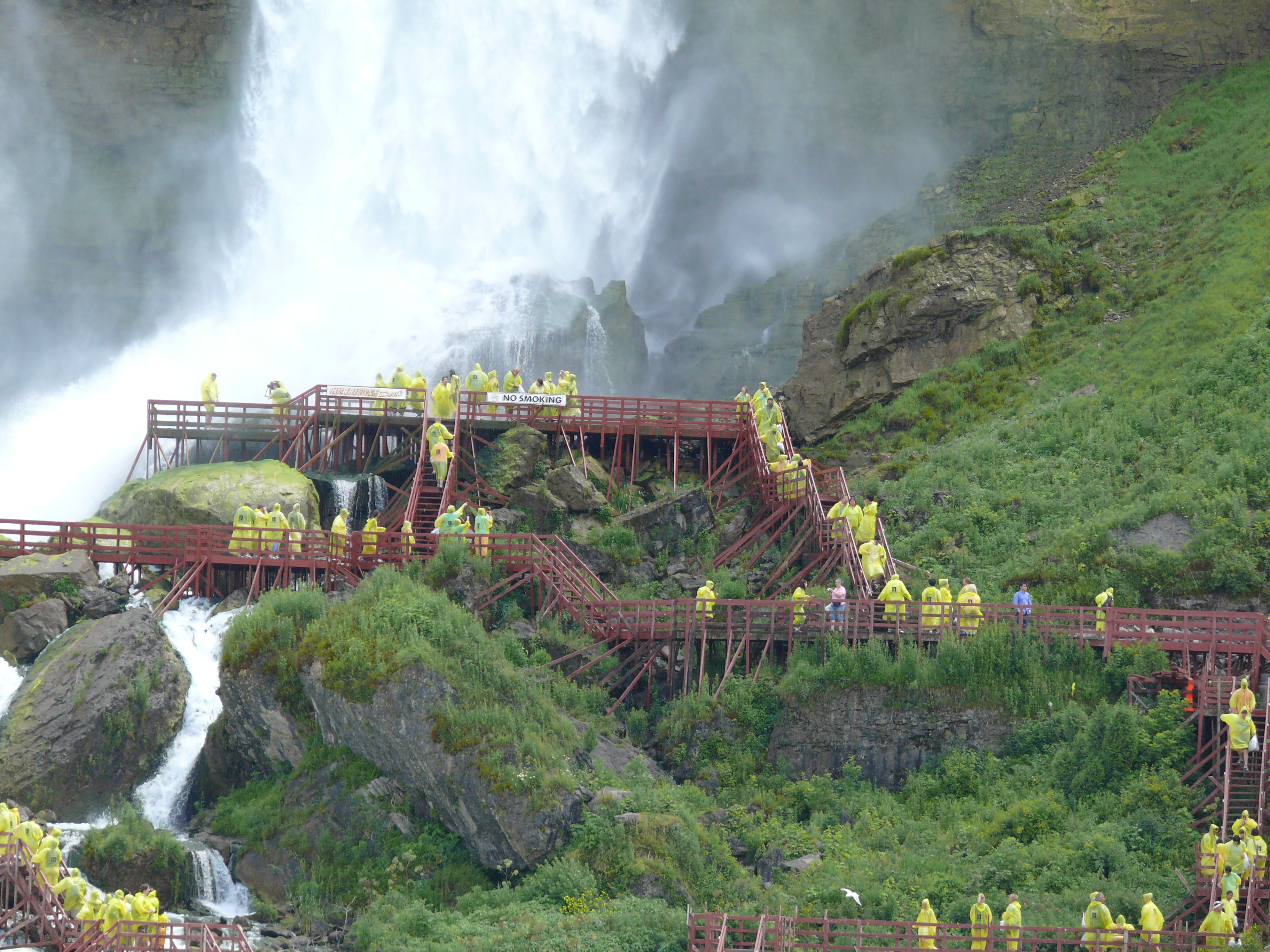 Aussichtsplattform Cave of Winds unterhalb der Bridal Veil Falls