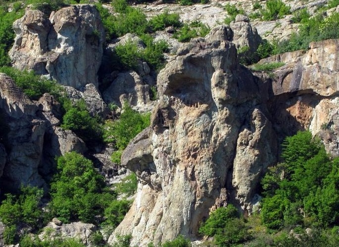 File:Human face Dazhdovnica rock sanctuary BG.jpg