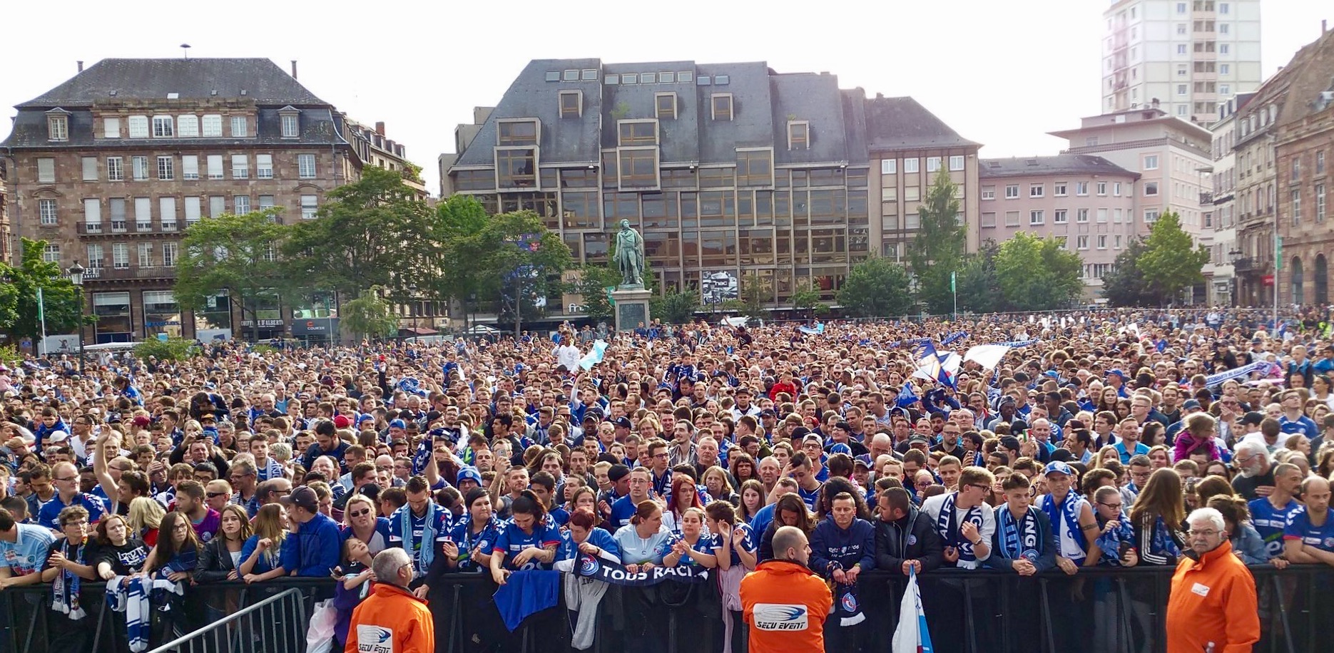 Le Racing Club de Strasbourg fête son titre de champion de France de Ligue 2 et sa montée en Ligue 1 place Kléber en 2017