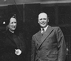 File:Martha and Olav 1950.jpg