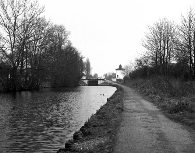 File:Norwood Lower Lock, Grand Union Canal - geograph.org.uk - 398182.jpg