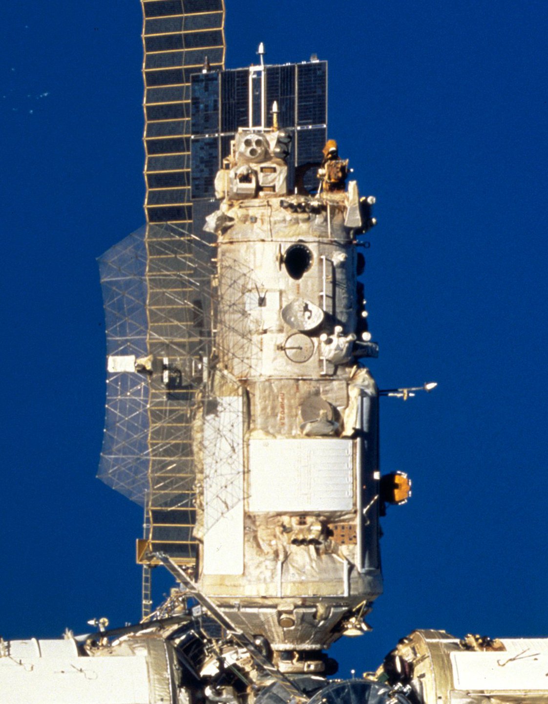 Priroda_module_(1998)_-_cropped.jpg