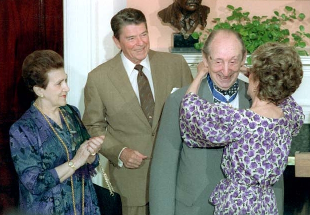 File:Reagans present Vladimir Horowitz with PMOF cropped.jpg