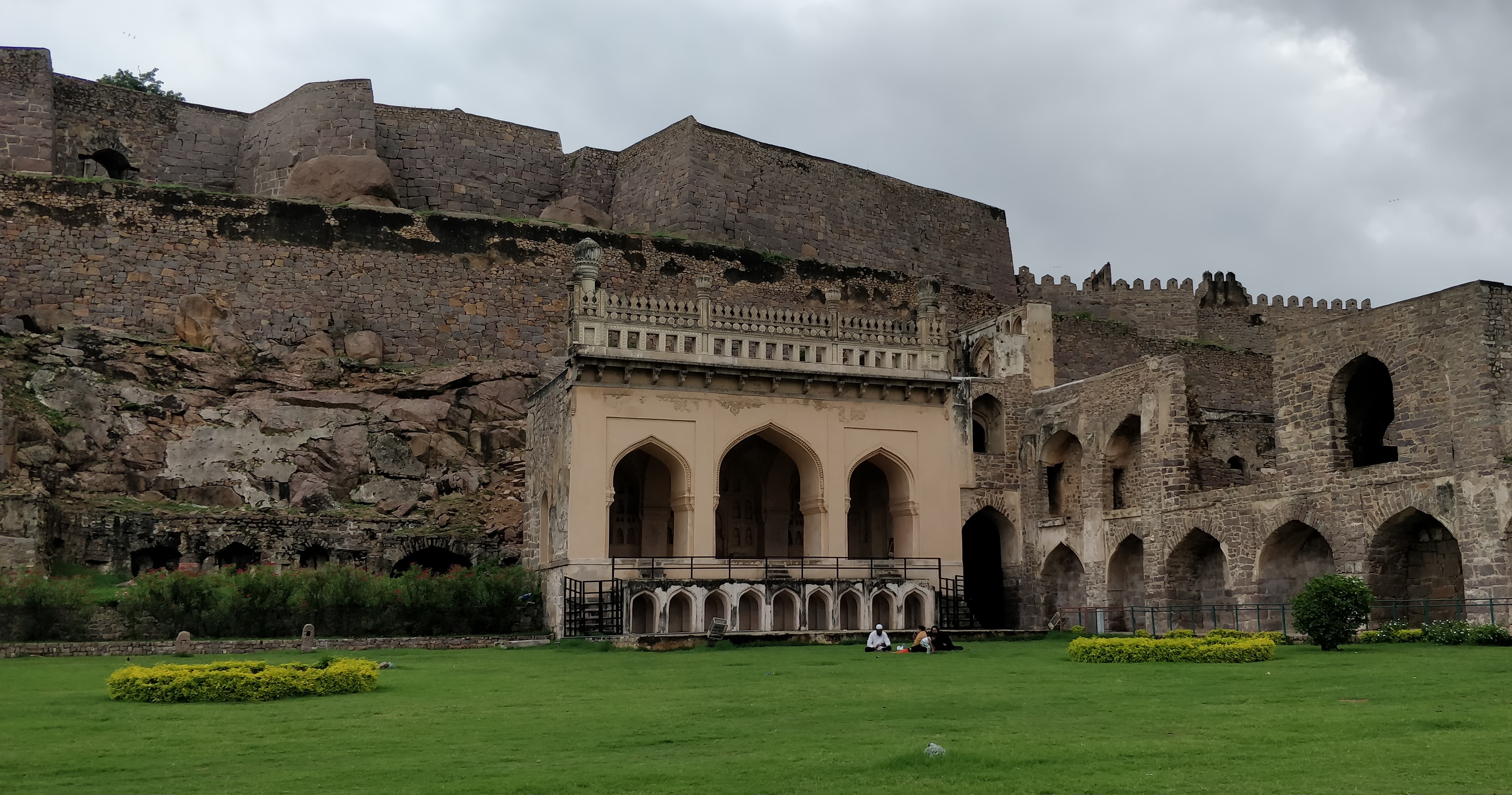 File Taramati Mosque Golconda Fort Hyderabad Telangana Dsc001 Jpg Wikimedia Commons