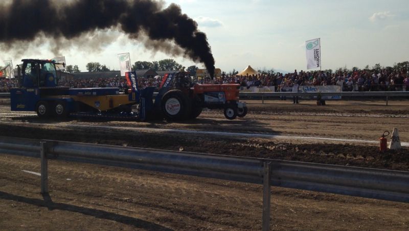 File:Tractor pulling.jpg