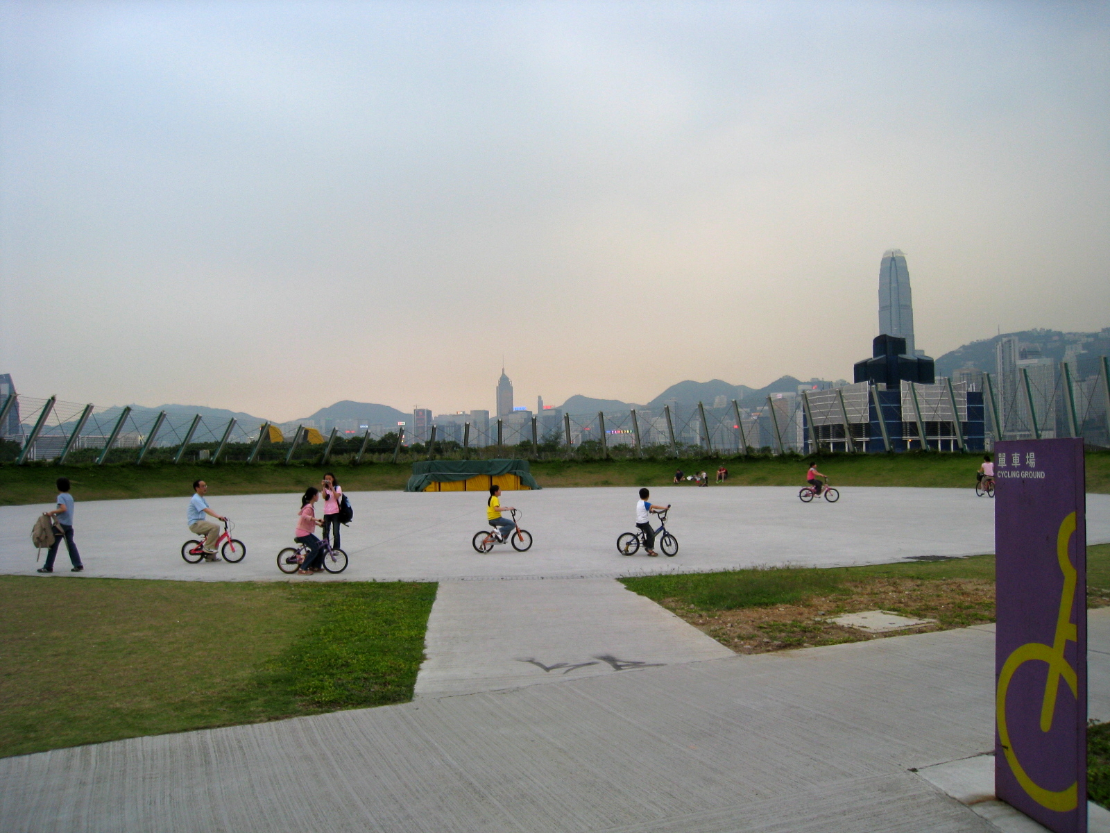 File West Kowloon Waterfront Promenade Cycling Ground Jpg 维基百科 自由的百科全书