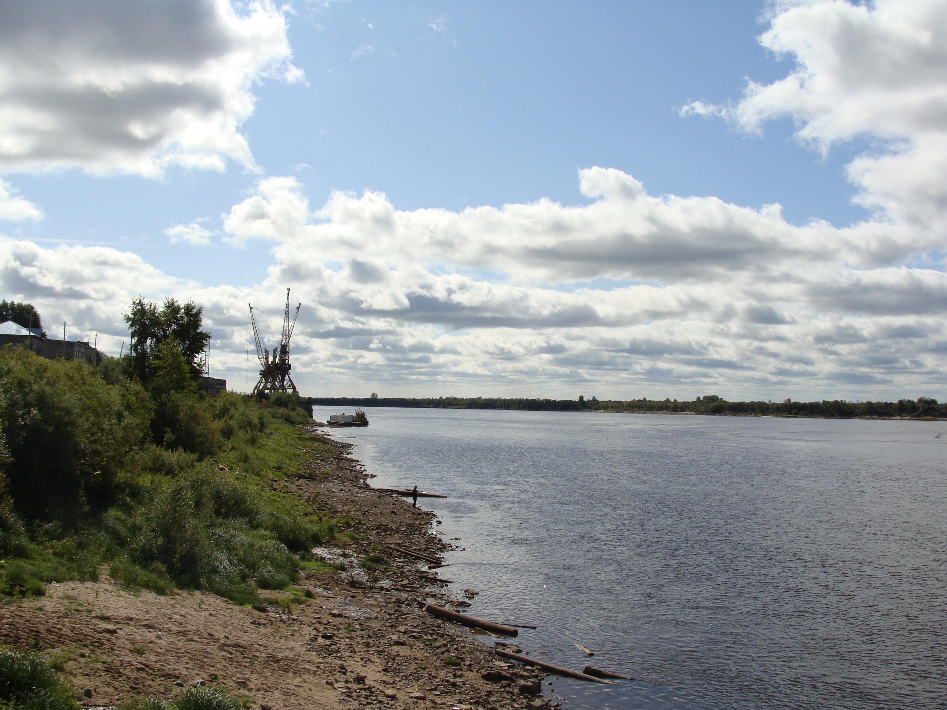 Уровень реки двина. Северная Двина Котлас. Река Северная Двина. Северная Двина Взвоз. Берег Котласа Северная Двина.