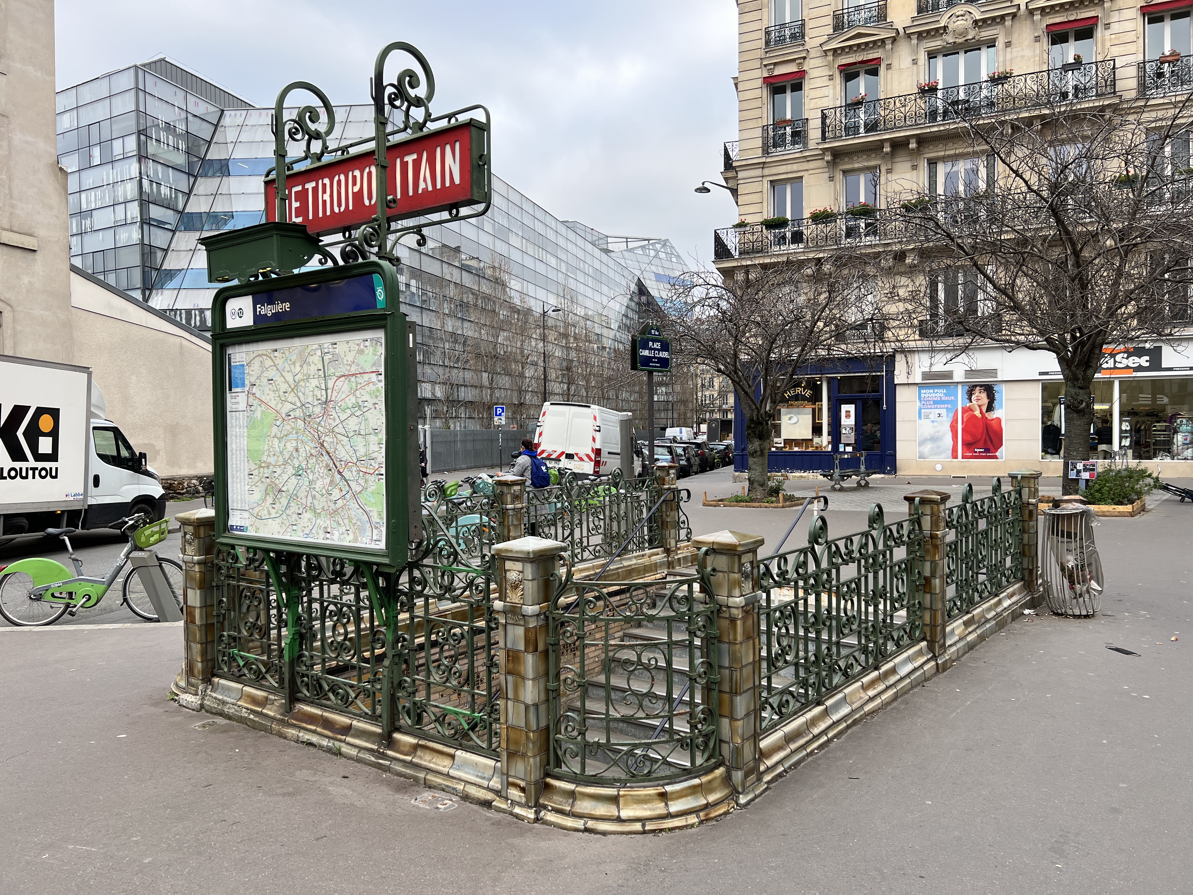 Avenue des Champs-Élysées – metro babel