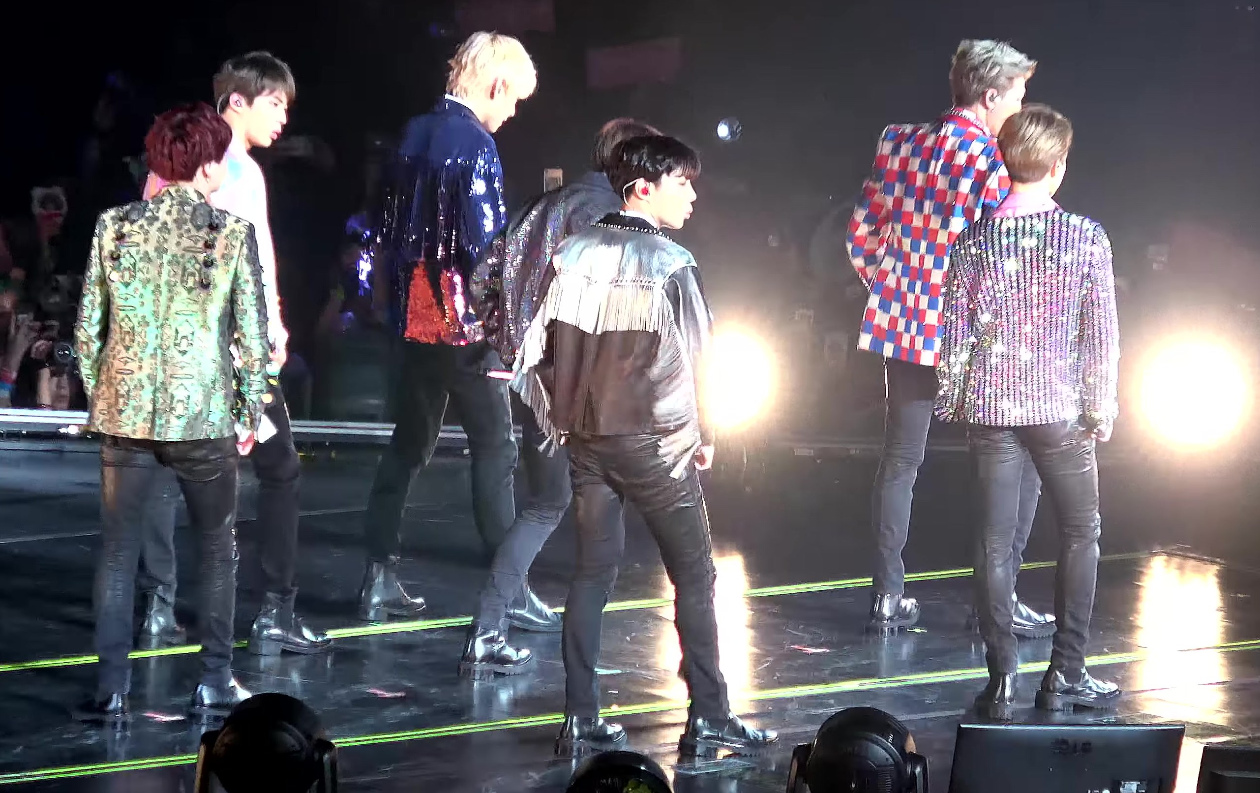 File:BTS performing DNA during Love Yourself tour in Los Angeles, 8  September 2018 03.jpg - Wikimedia Commons