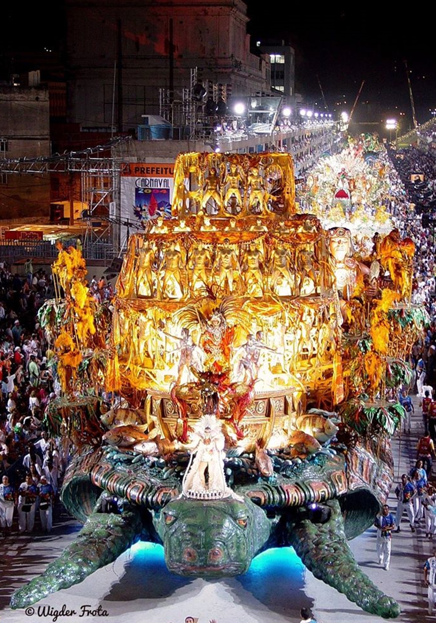 Parceria de Léo do Piso se destaca na Beija-Flor; Kirraizinho e Junior  Trindade também fazem excelentes apresentações - Carnavalesco