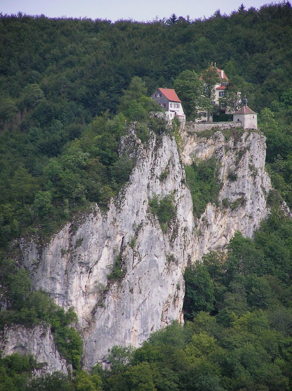 Burg Bronnen in imposanter Lage
