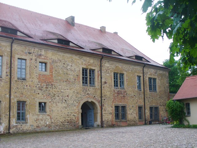 File:Burg Eisenhardt - Innenhof (Eisenhardt Castle - Inner Courtyard) - geo.hlipp.de - 36443.jpg