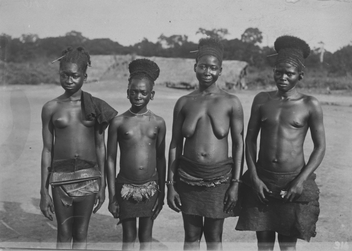 File:COLLECTIE TROPENMUSEUM Portret van een groep Mangbetu vrouwen TMnr 60032631.jpg