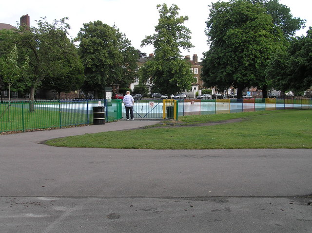 File:Clissold Park, Paddling Pool, London N16 - geograph.org.uk - 1060982.jpg