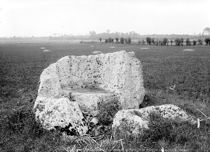 File:Deux dolmens dits Les Pierres Closes de Charas - Vue d'ensemble - Partie creuse - Saint-Laurent-de-la-Prée - Médiathèque de l'architecture et du patrimoine - APMH00005043.jpg