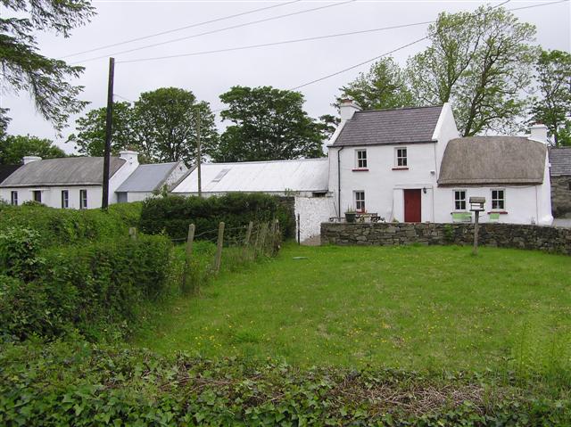 File:Farmhouses, Fawn - geograph.org.uk - 1332866.jpg