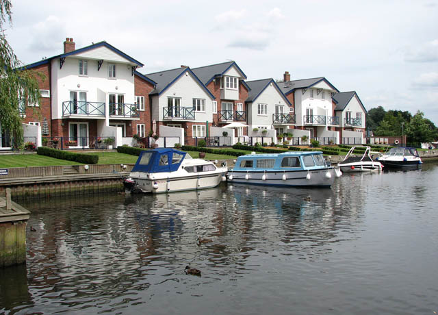 Houses by Loddon Quay (the south side) - geograph.org.uk - 1418862