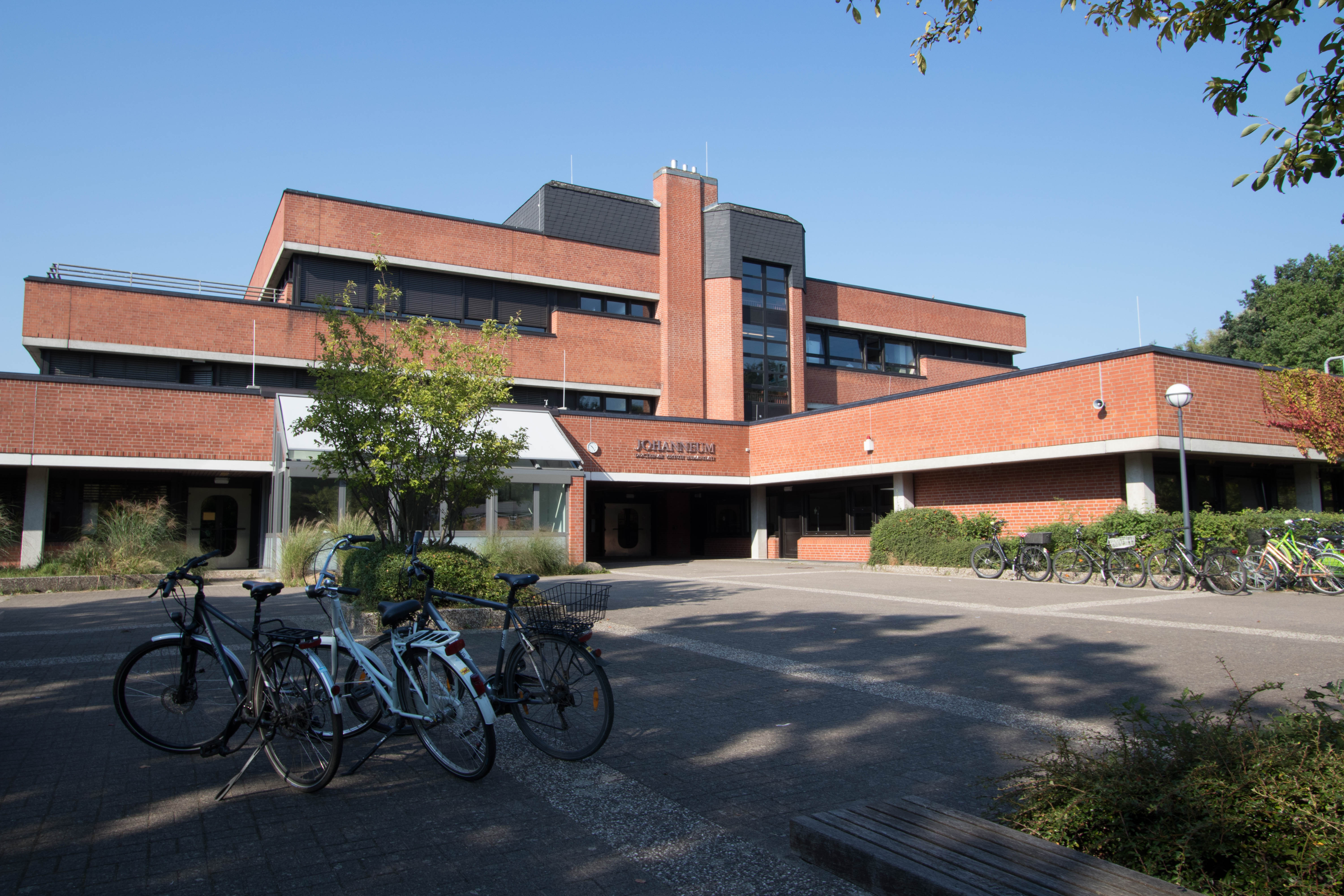 Haupteingang des Gymnasiums Johanneum Lüneburg von Südosten aus gesehen, September 2016