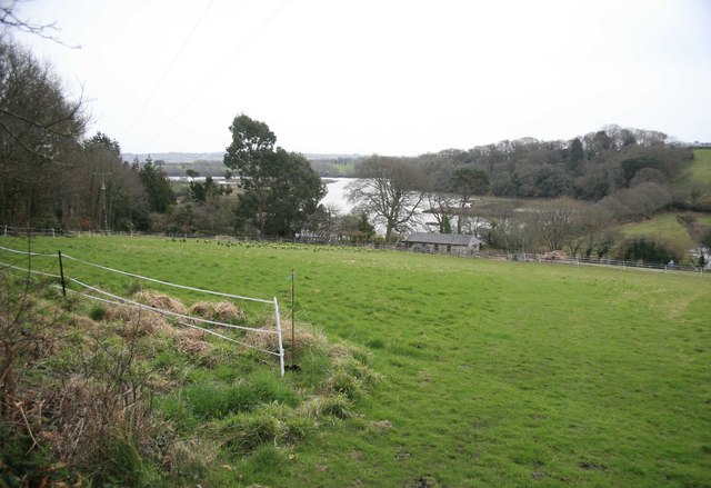 File:Kingsmill lake across the fields - geograph.org.uk - 1809046.jpg