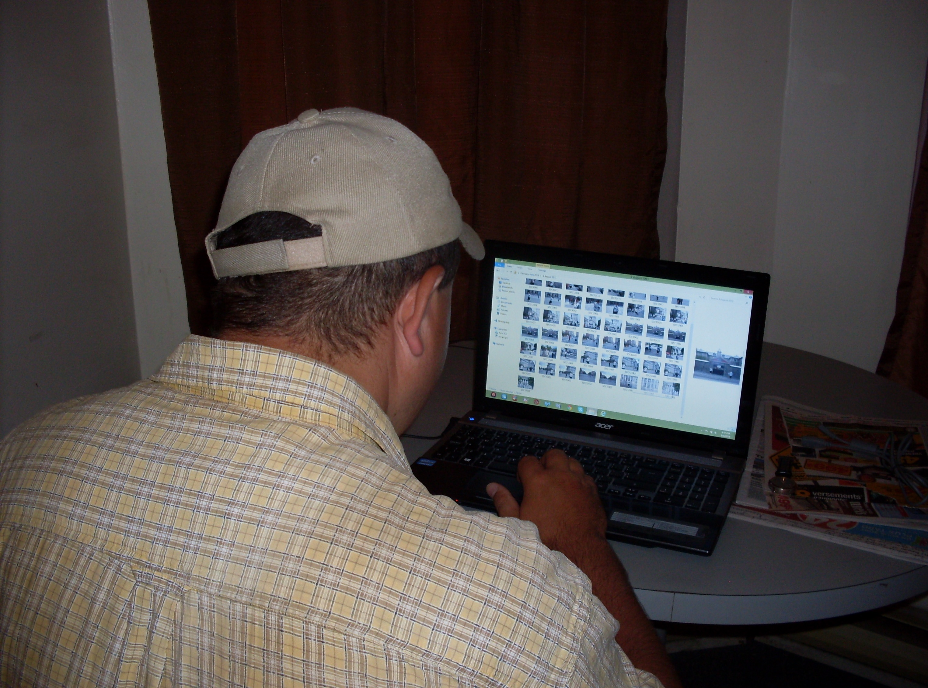 https://upload.wikimedia.org/wikipedia/commons/a/a5/Man_using_computer.jpg