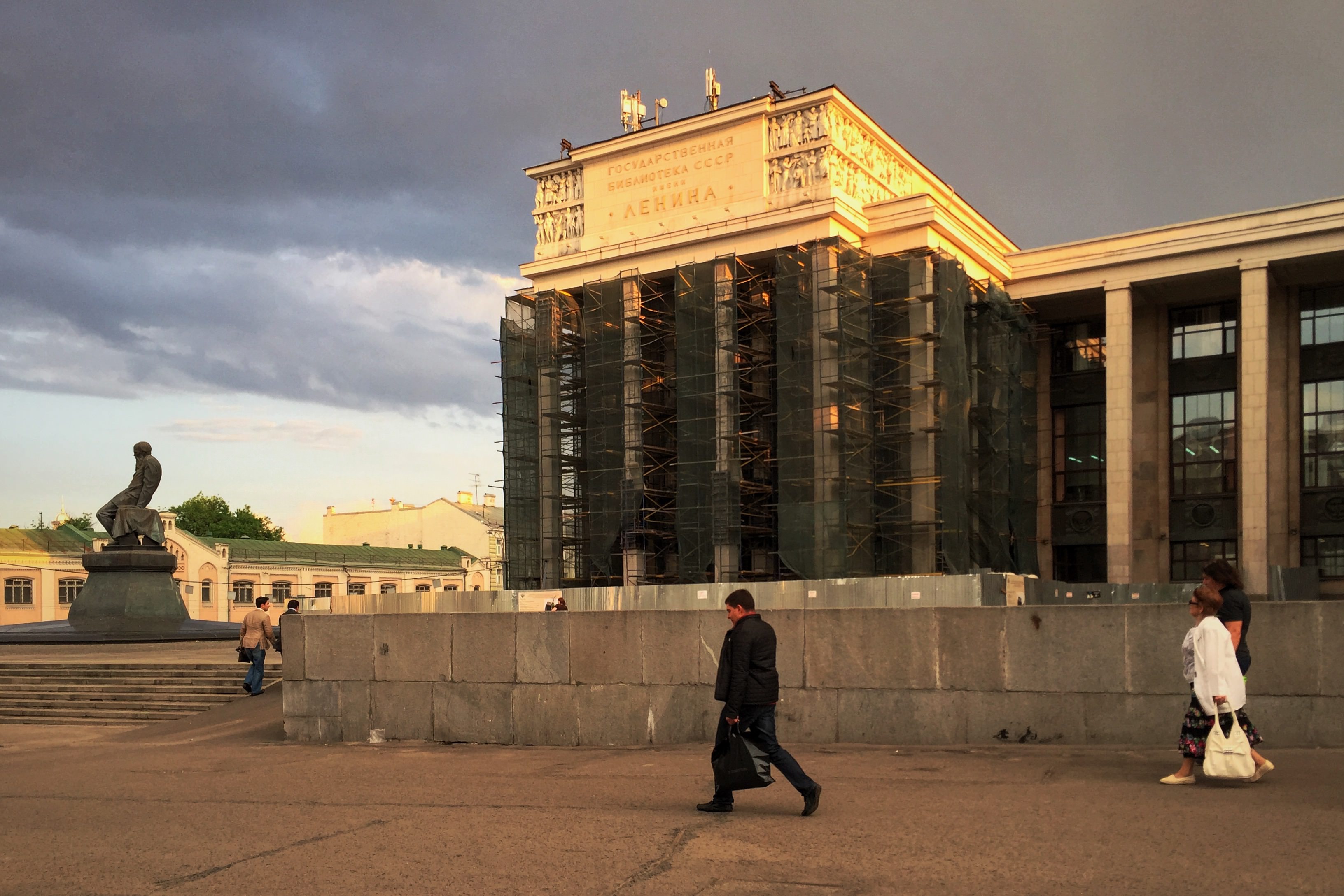 The russian state library is one. Церковь у библиотеки им Ленина в Москве. Библиотека в Москве Новинский бульвар. Улица Моховая библиотека Ленина Москва сейчас.