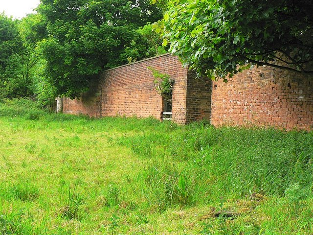 File:Old wall, Milner Field - geograph.org.uk - 1352028.jpg