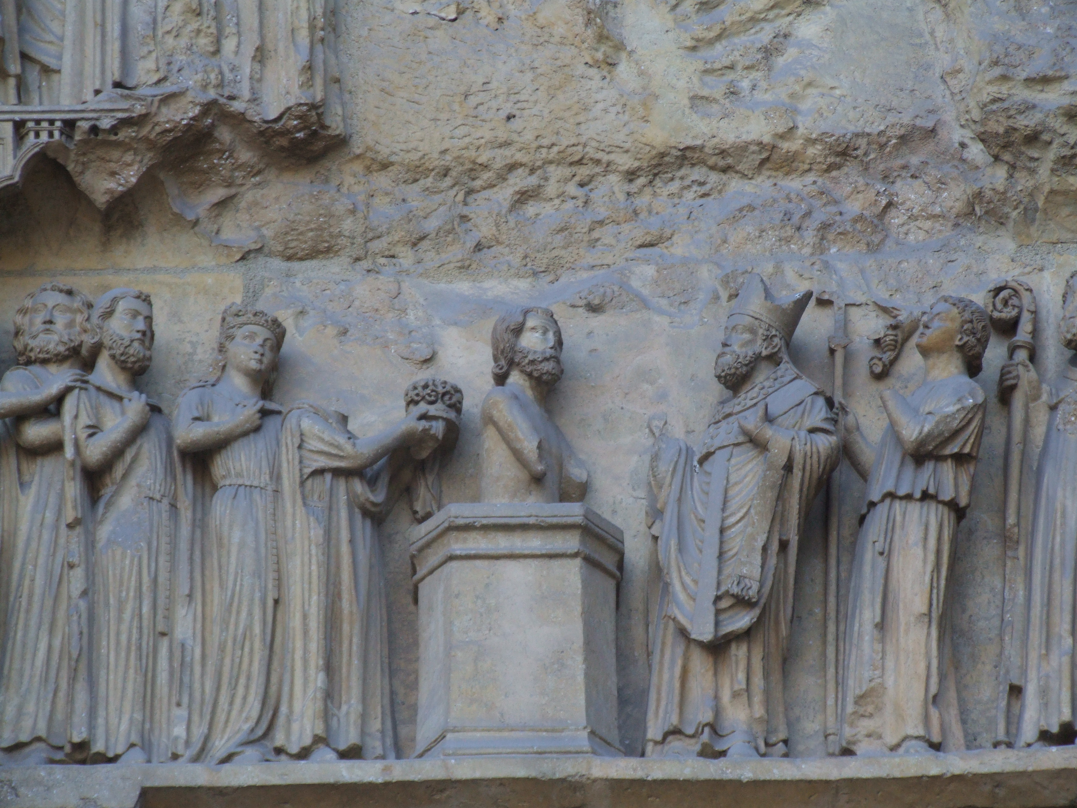 https://upload.wikimedia.org/wikipedia/commons/a/a5/Reims_Cathedrale_Notre_Dame_010_clovis_baptism.JPG