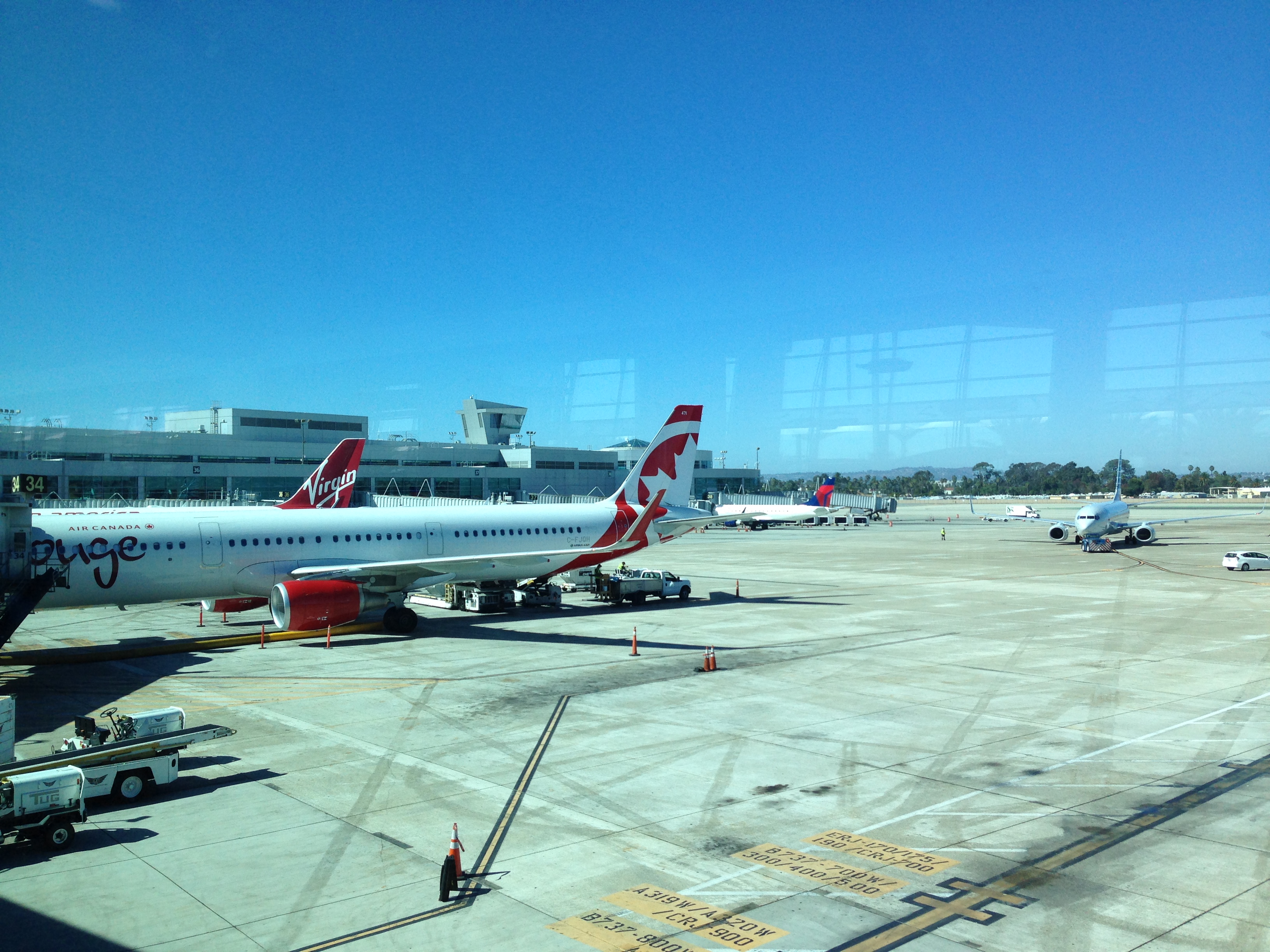 File San Diego International Airport Gate 33 Jpg Wikimedia Commons