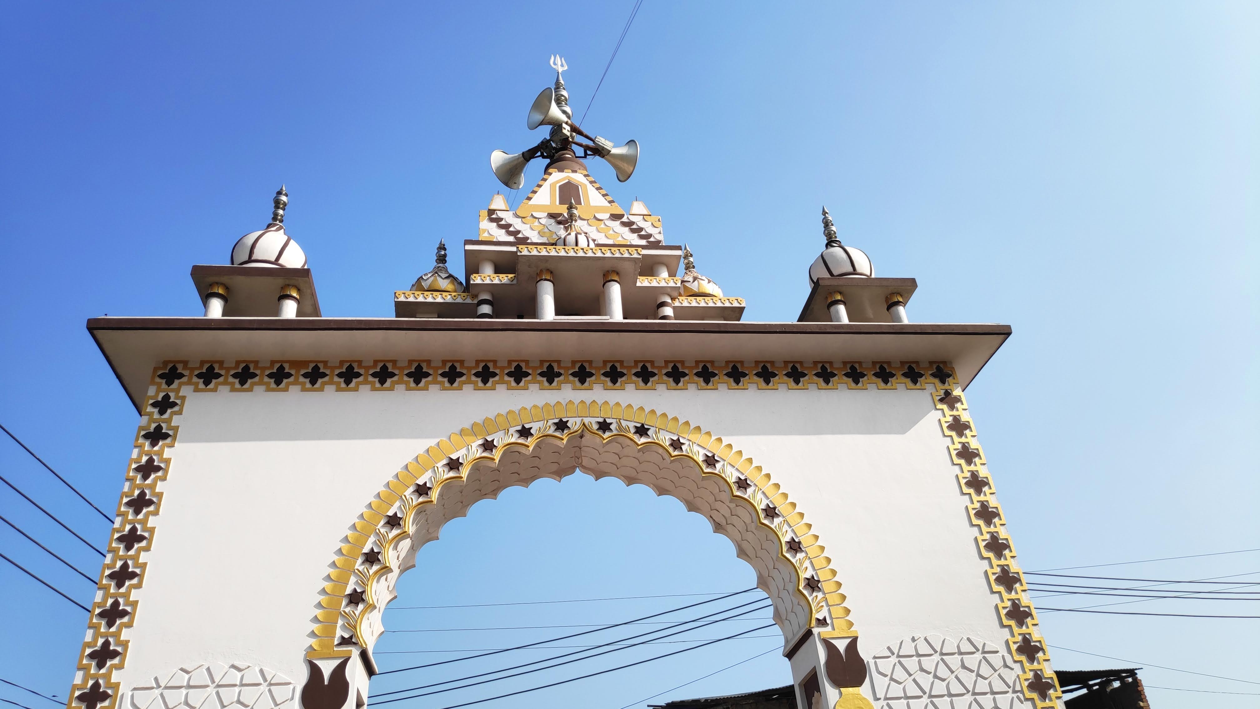 Temple gate. Высота храма Bagheshwar Mandir (Shiv Mandir). Ворота буддийского храма.