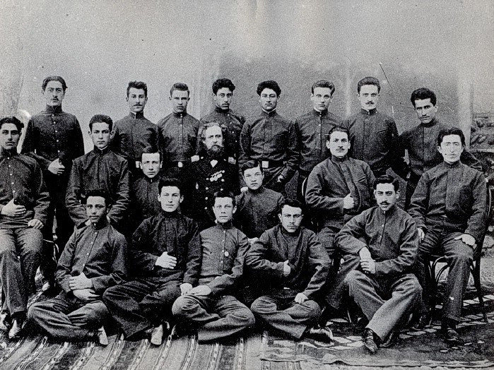 Əlirza Rasizadə (soldan birinci) Qori Seminariyasının şagirdləri arasında (1904)