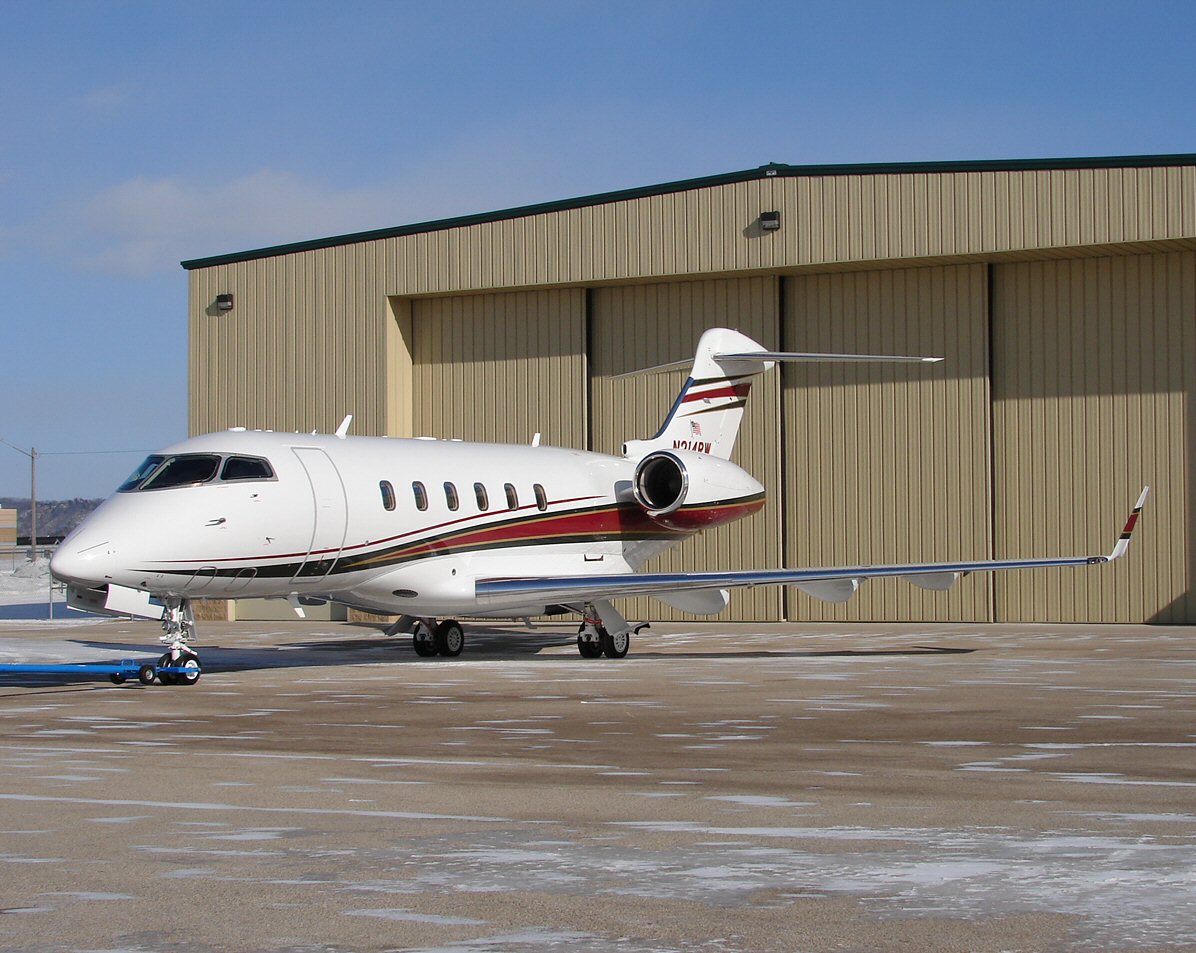 THE Challenger 300 (380031251).jpg