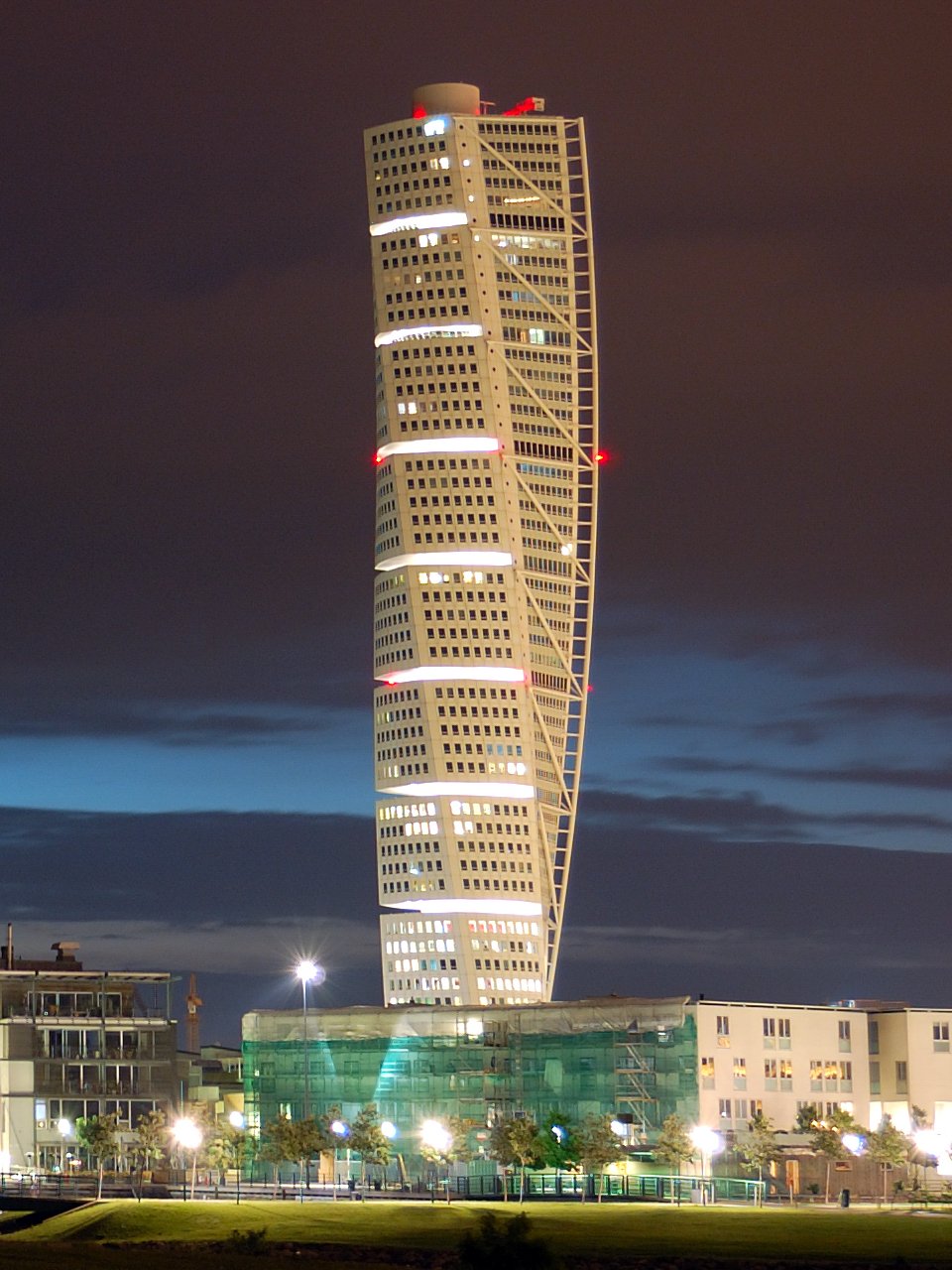 File Turning Torso By Night2 Jpg Wikimedia Commons