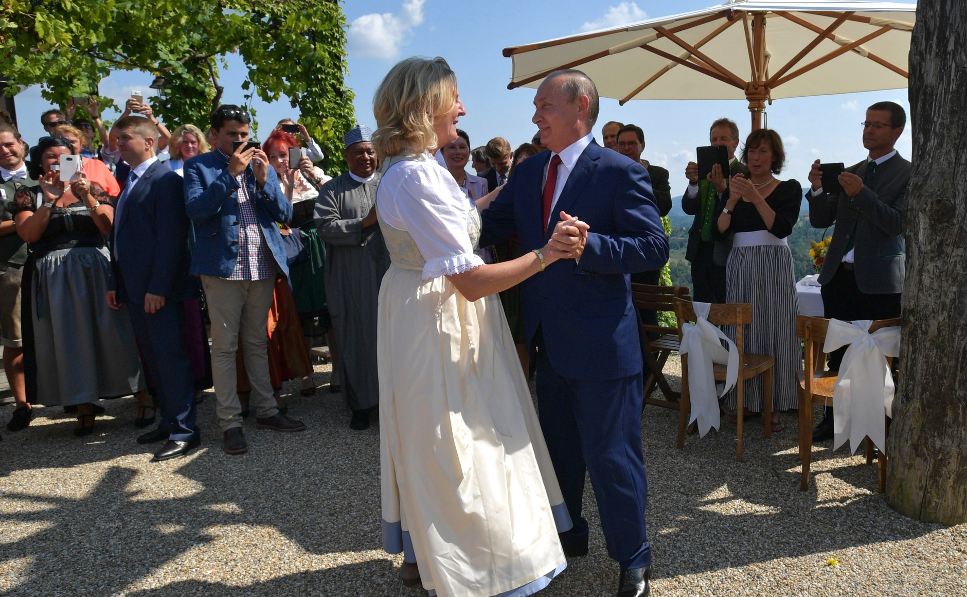 [Image: Vladimir_Putin_at_the_wedding_of_Karin_K...%29_07.jpg]