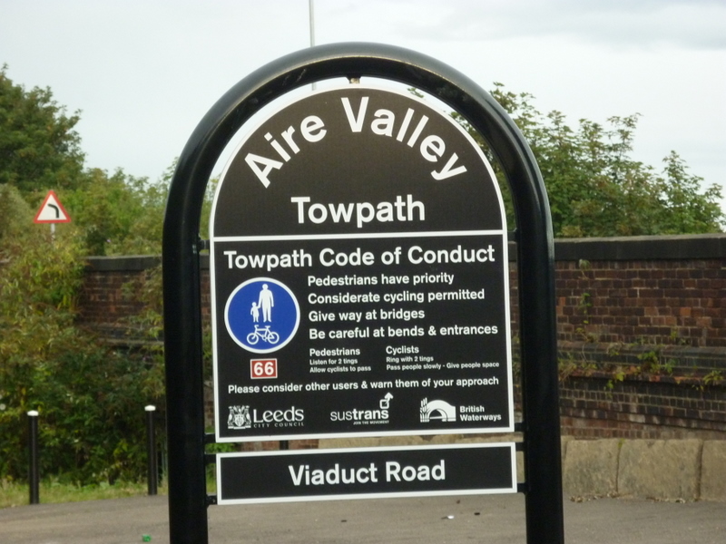 File:Walking along the Leeds to Liverpool Canal ^30 - geograph.org.uk - 2071668.jpg