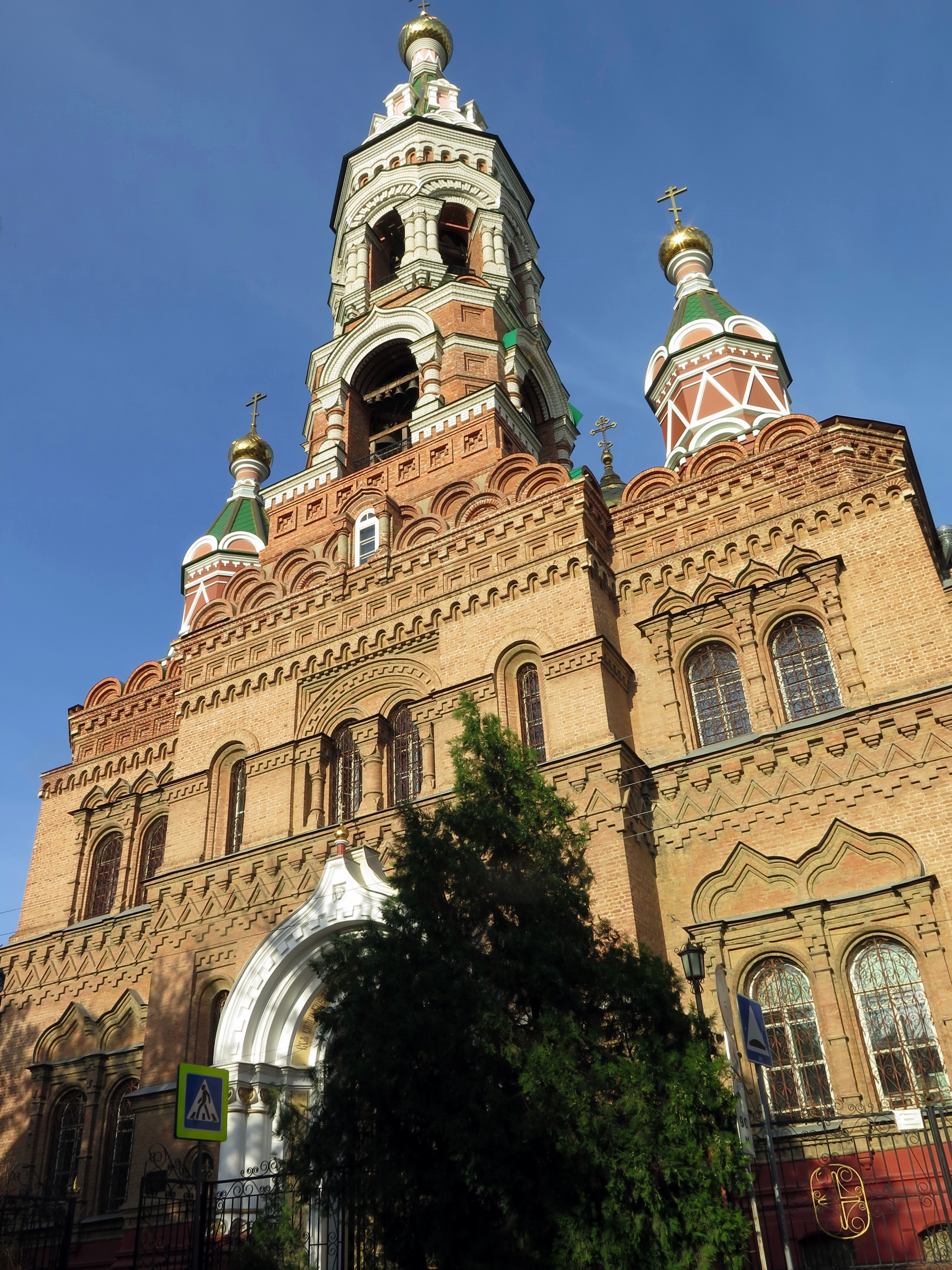 Город казань и астрахань. Казанский храм в узком. Несколько видов церквей в Казани. Казань коричневое здание виде церкви.