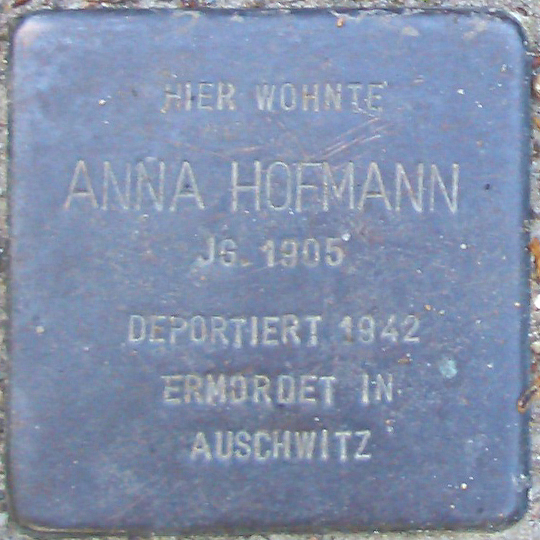 File:Anna Hofmann - Hohe Reihe 25 (Hamburg-Sasel).Stolperstein.crop.ajb.jpg