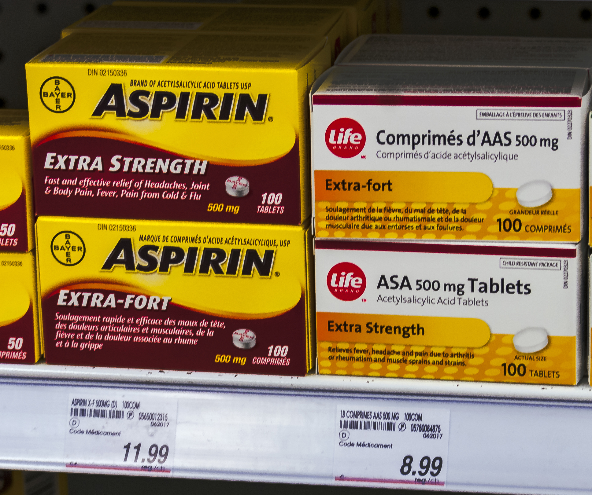 https://upload.wikimedia.org/wikipedia/commons/a/a6/Bayer_Aspirin_and_store-brand_generic_on_Canadian_drugstore_shelf.jpg