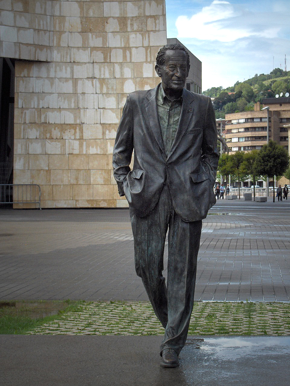 Conjunto escultórico del artista Casto Solano dedicado a Ramón Rubial junto al [[Museo Guggenheim Bilbao